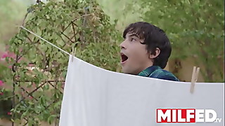 Muchacho joven ESPIANDO a su vecina Mummy CALIENTE haciendo su entrenamiento - MILFED