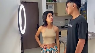 Ayudando a mi timida hermanastra a grabar un flick y termino corriendome en ella.