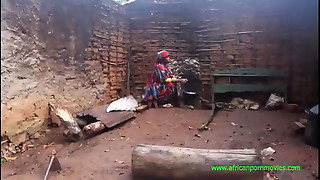 femme adultérine du village. Cette femme trompe sonny mari avec ses voisins au village et baise même publiquement au champ flappy que sonny mari mesure de faim a la maison