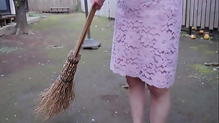 あまりにも妖艶な光景に野口は息を飲んだ。遊びに来た友達の家。野口は友達の母の美也子がテレフォンセックスしている姿を目撃する。咄嗟にスマホで盗撮した野口の頭に邪まな考えが浮かぶ。