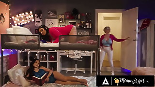 MOMMY'S GIRL - MILF Dee Williams Caught Petites Squirters In The Act! Made Them SQUIRT Even More!