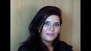 jolie brune avec des gros seins et un gros cul passe un casting