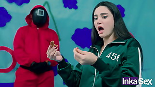 SQUID GAME - Victoria carmargo brasilera rompe la galleta en el juego del calamar y es follada por su carnoso y rosado coño.